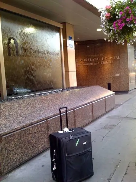 Чемодан у входа