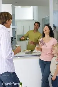 Половина британских детей регулярно видят своих родителей пьяными