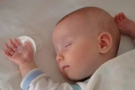 Акушерка принесла ребенка снизу