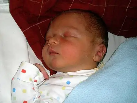 Она родила четырех с половиной килограммового мальчика без кесарева сечения