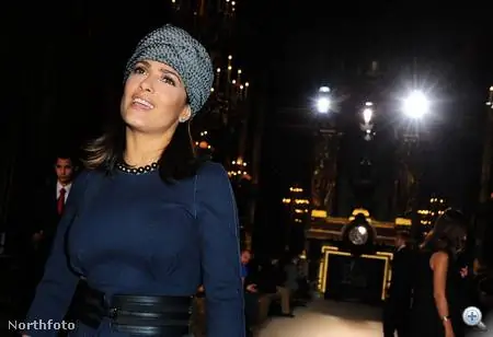 Кстати, местом проведения презентации и тюрбана Сальмы Хайек была Опера Гарнье в Париже