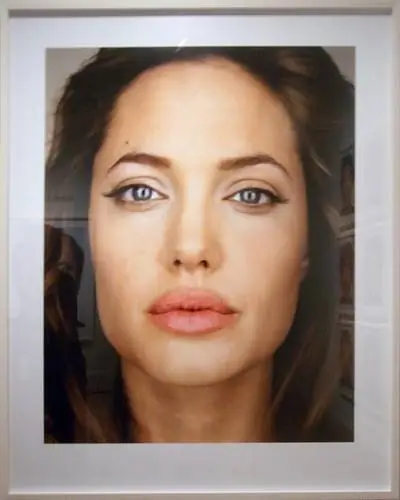 Он уже занимается благотворительностью со своими детскими фотографиями