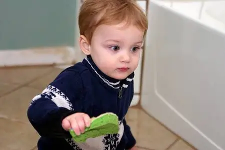 ребенок убирает