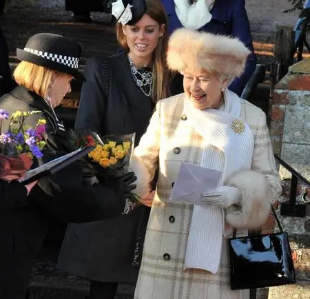 Королева Елизавета в своей возмутительной шубе