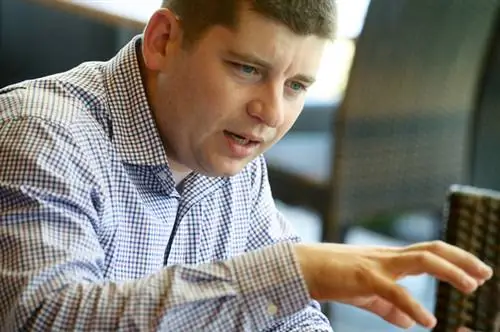 Акош Пёлтль, W. H. Вулф - профессиональный директор Modern Defendo