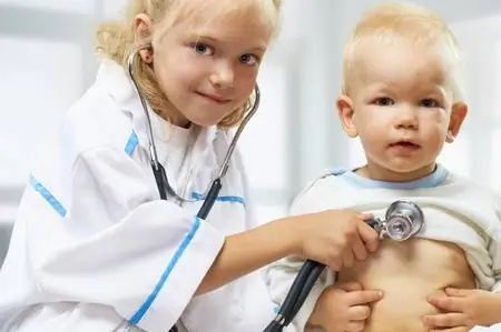 Атопический дерматит - двухлетняя девочка не боится врача