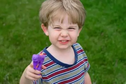 Если он лезет на стол, нужно действовать - совет против детского террора