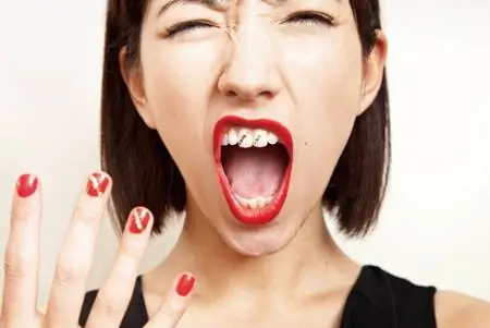 Временная татуировка зуба: круто или глупо?