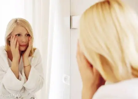 женщина в зеркале грустная 1234839