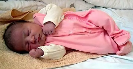 Врач сидел напротив родильного дома и потягивал кофе