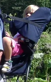 Детская слюна стекает по капоту в Баконях