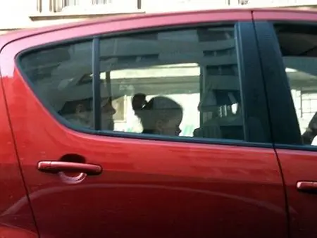 Невинные дети вылетают из лобового стекла