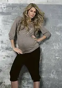 Модная мама носит обтягивающие штаны