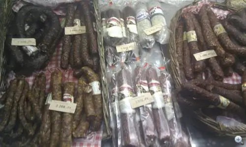 Салями из буйвола стоит 5 190 форинтов за килограмм, а копченая колбаса из оленя мангалица стоит 3 460 форинтов