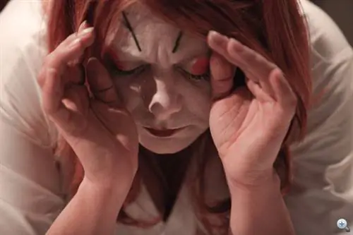 Причудливое представление посреди гостиной