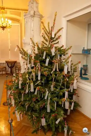 Дизайнер по стеклу Чилла Силаджи и дизайнер по стеклу Юдит Грюнфельдер - промышленные художники