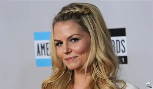 Прическу Дженнифер Моррисон мог бы сделать Зсидро: сплошная коса на челке, распущенные волны на плечах