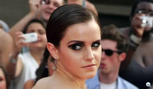 Эмма Уотсон не украшает свои короткие волосы, а использует макияж, чтобы обозначить праздник