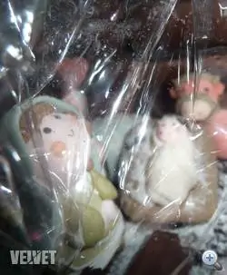 Дева Мария и младенец Иисус все еще под целлофаном