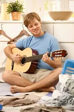 Stockfresh 74775 размер ленивого парня, играющего на гитареM