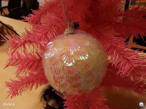 Есть ли украшение для рождественской елки более уродливое, чем это?