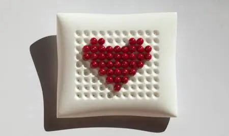 Жемчужиной этого года стала интерактивная брошь в виде точек