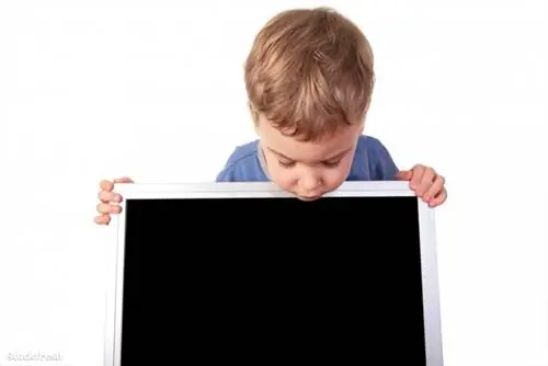 stockfresh 650854 маленькая девочка смотрит на дисплей размерM