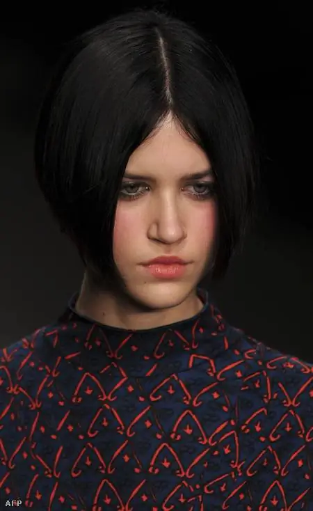 С короткой стрижкой на презентации осенне-зимней коллекции Issa London 2012