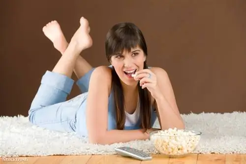 Stockfresh 836102 женщина-подросток-смотреть-телевидение-есть-попкорн