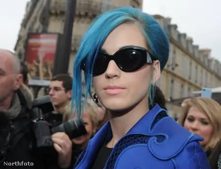 Неоново-зеленый, синий, розовый: знаменитости продвигаются с яркими волосами