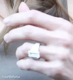 Все, что вы хотели знать о кольце Анджелины Джоли