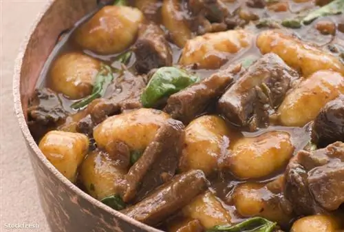 Смешивание лапши и мяса