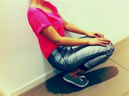 И металлик, и неон, мы не могли оставить его на полке (H&M: футболка - 1 790 форинтов, брюки - 12 990 форинтов)