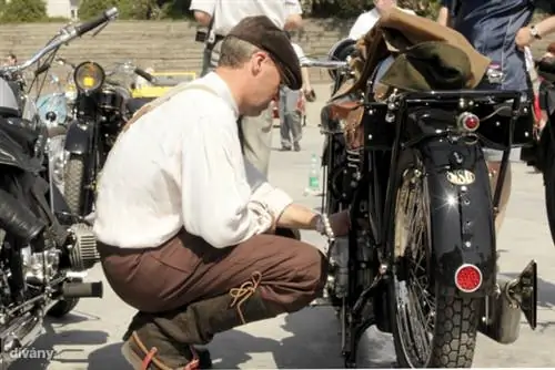 Мы немного соскучились по саржевым носкам. Тем не менее, те, кто хотел бы посетить это ветеранское мероприятие в следующем году, обязательно должны получить такую шляпу, она была обязательной для мужчин