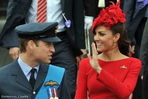 Плиссированное платье удлиненного фасона и с длинными рукавами подойдет принцессе