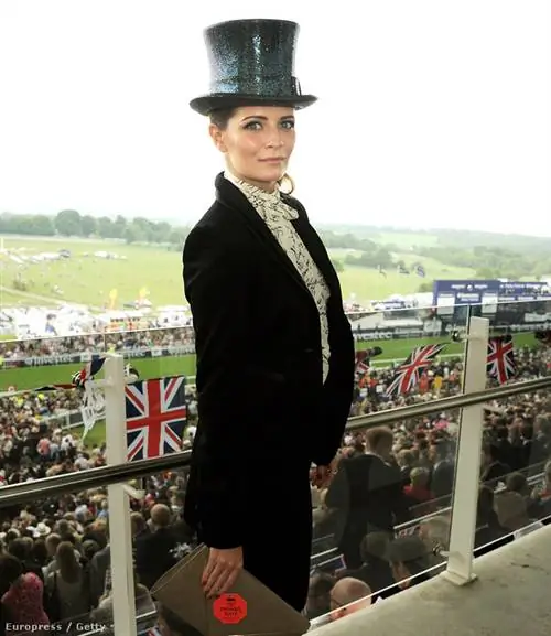 Миша Бартон в цилиндре