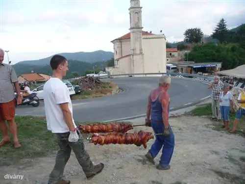 Так жарят свинью на прощание на Итальянской Ривьере