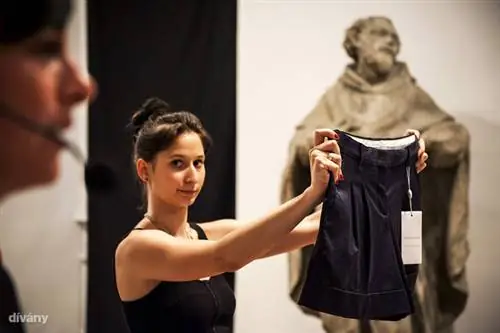 Эти брюки не были созданы венгерским дизайнером, а были предложены Fashion Days. Шорты Trussardi размера 42 стоили на аукционе всего 4000 форинтов