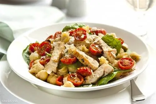 Паста с помидорами и базиликом