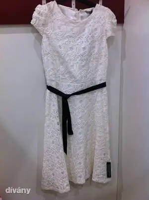 Первоначальная цена этого кружевного платья за 16 000 форинтов составляла 30 000 форинтов, так что это действительно хорошая сделка для тех, кто любит этот бренд