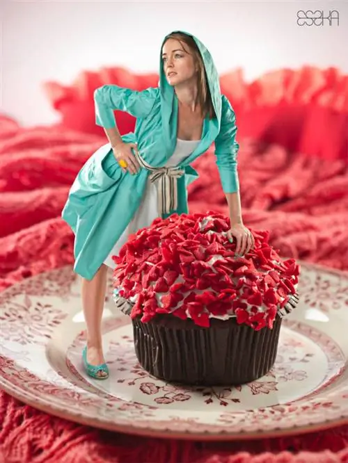 Любимый элемент дизайнера, капюшон, также не отсутствует в этой коллекции. Забавное фото, удобная одежда?