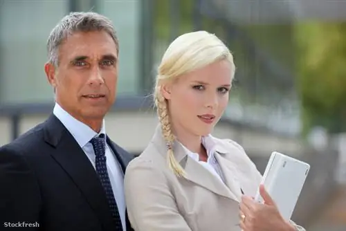 Stockfresh 1849343 деловая пара стоит снаружи sizeM