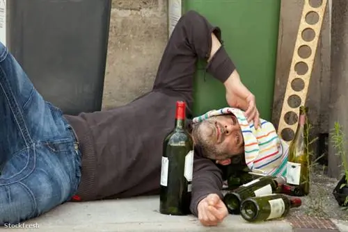 stockfresh 253518 пьяный мужчина-лежа размерM