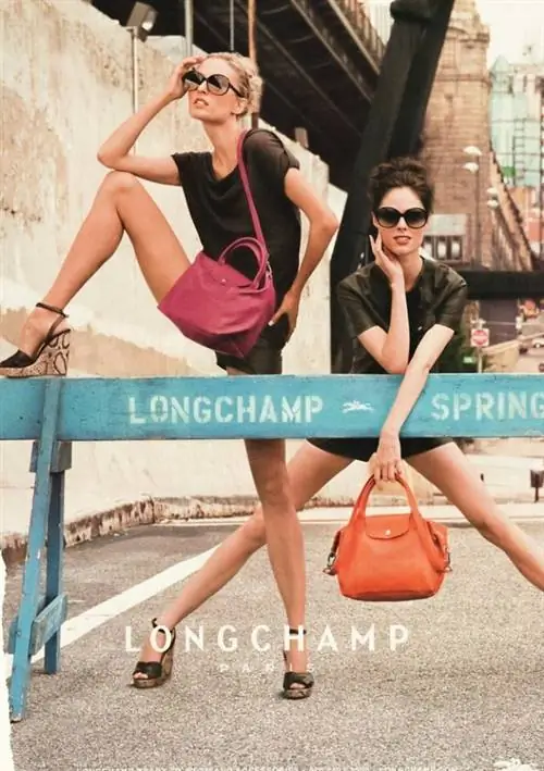 Лиза Винклер и Коко Роша с вытянутыми ногами