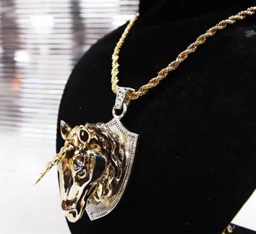 Лиса-единорог, висящая на толстой цепи, крутая или милая?