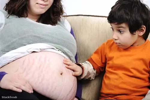 Stockfresh 1216331 a-маленький-мальчик-и-его-беременная-мать-тратит-ти