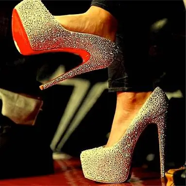 Лабутен также часто загружает фотографии на сайт