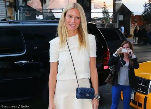 Гвинет Пэлтроу в свитере с короткими рукавами в Нью-Йорке