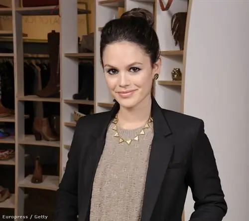 Рэйчел Билсон носит свой вязаный свитер под жакетом