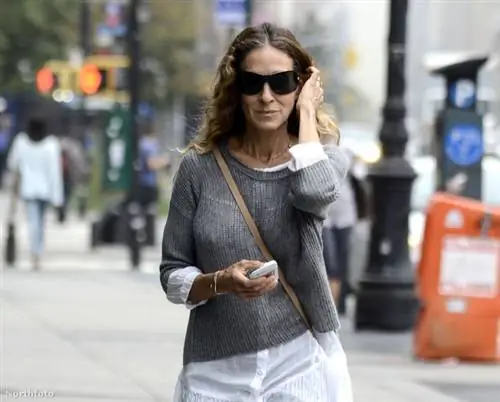 Сара Джессика Паркер надела вязаную толстовку поверх рубашки